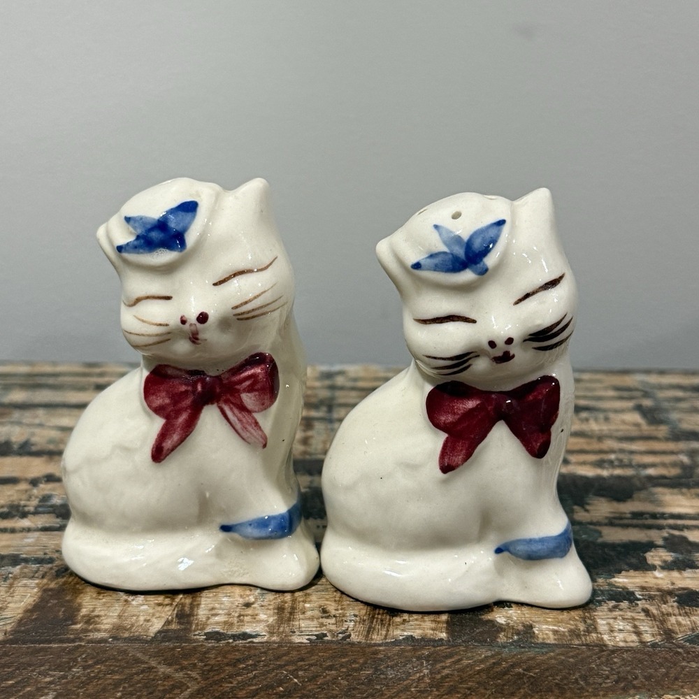 Vtg Shawnee Puss In Boots White Cat Hand Painted Salt And Pepper Shakers  3-1/2"